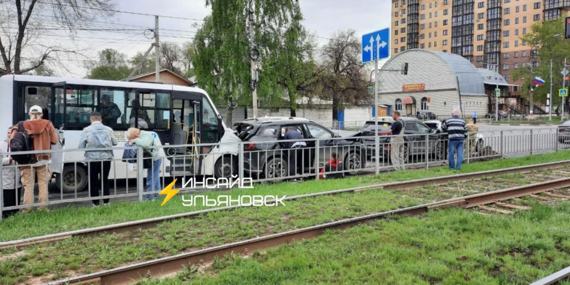Пять машин столкнулись на Локомотивной в Ульяновске