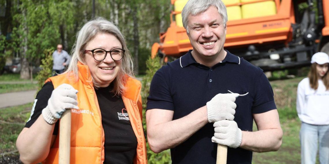 Алексей Русских вышел на субботник – прибраться и посадить дерево