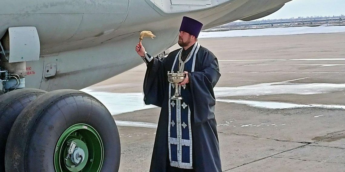 Протоиерей Кичигин окропил святой водой военные самолёты на аэродроме «Восточный» в Ульяновске