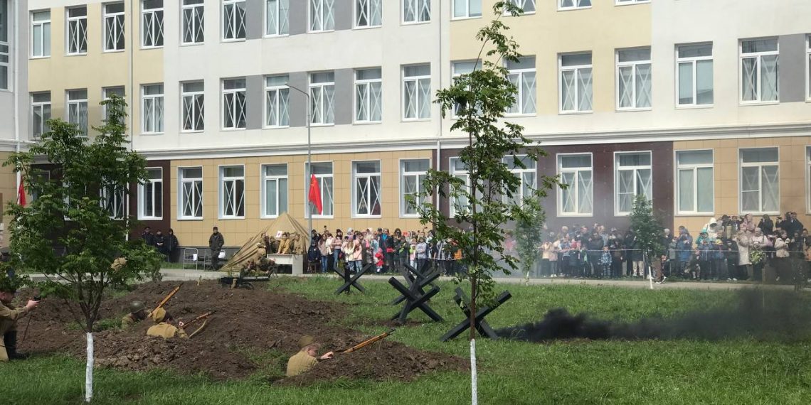 «Победный Май» с военными реконструкциями прошёл в ульяновском лицее — фото