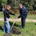 Ульяновский мэр с дочерью посадили яблоню в парке «Семья»