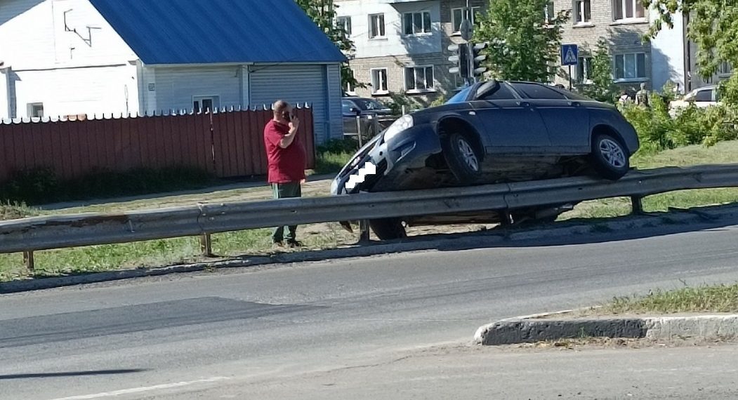 «Приора» оседлала отбойник недалеко от памятника самолёту в Димитровграде