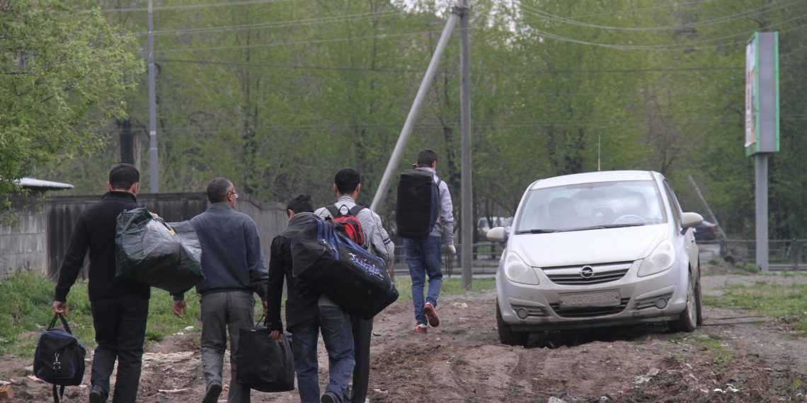 Старомайнец незаконно приписал у себя 11 мигрантов из Узбекистана