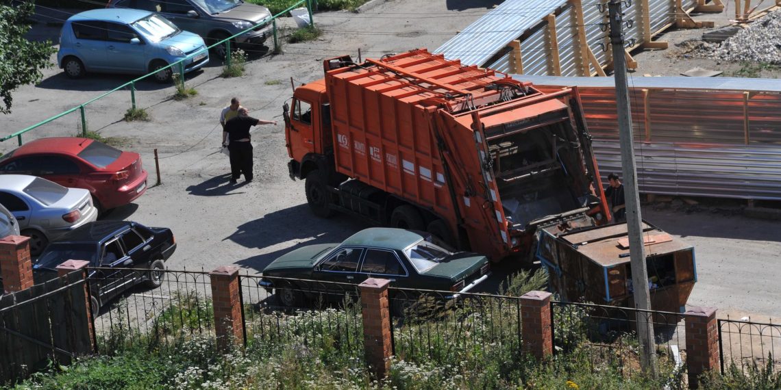 В Киндяковке легковушка сбила мусорщика и протаранила мусоровоз