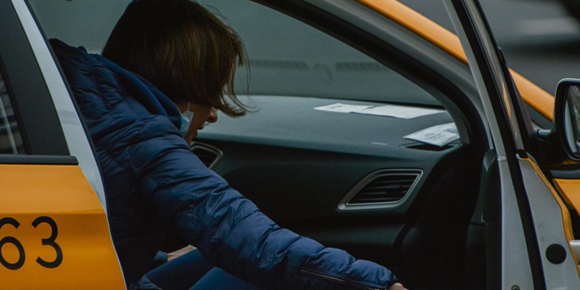 Ульяновский таксист присвоил деньги рассеянной пассажирки