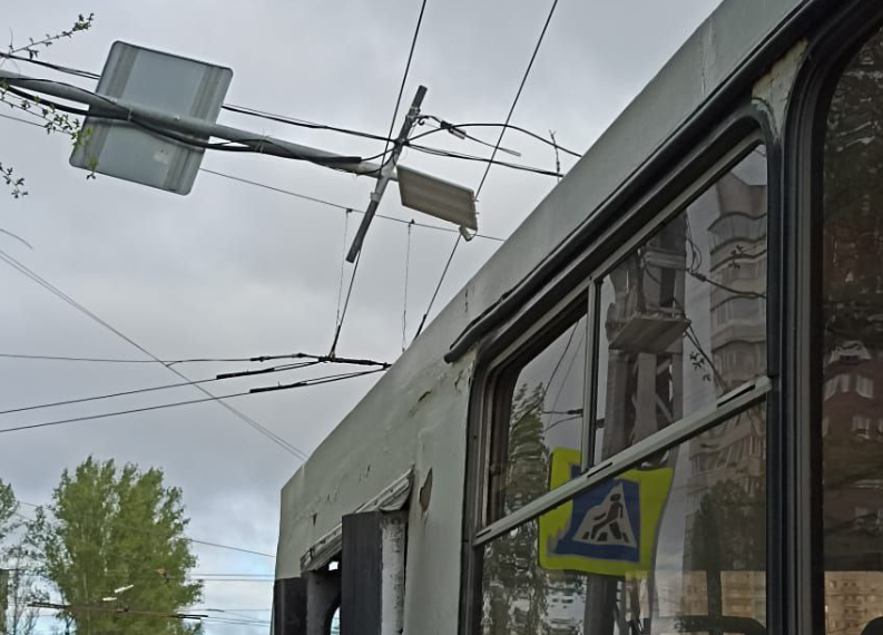 В Заволжье остановились троллейбусы – столб упал на контактную сеть