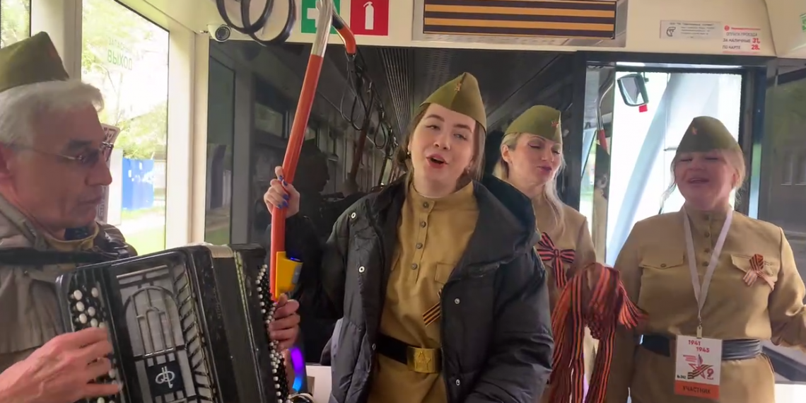 Поющий трамвай курсирует по Ульяновску в День Победы