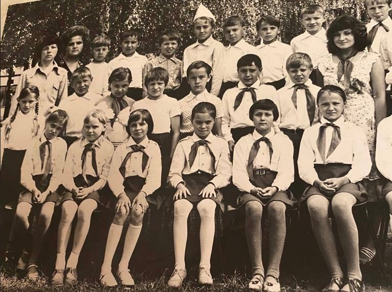 Губернатор Русских предложил найти его на фото из пионерского прошлого