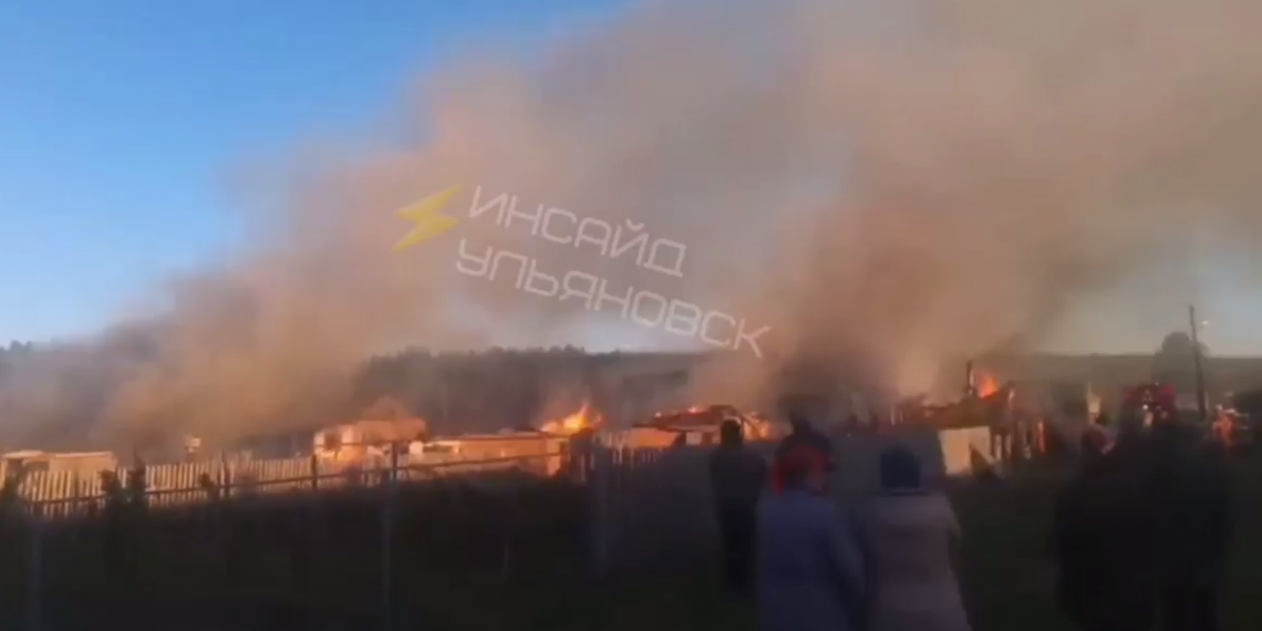 В ульяновском селе Шарлово загорелись сразу несколько жилых домов