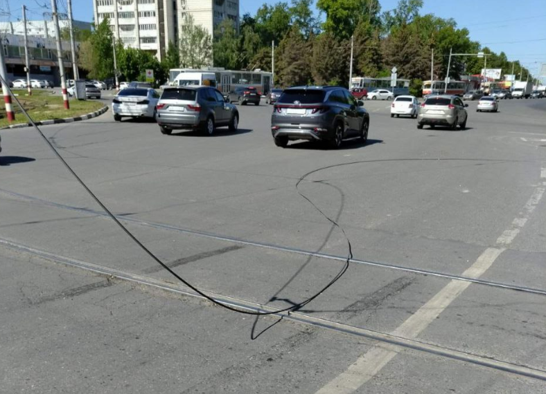 Провод контактной сети оборвался на Пушкарёвском кольце, трамваи изменили маршруты