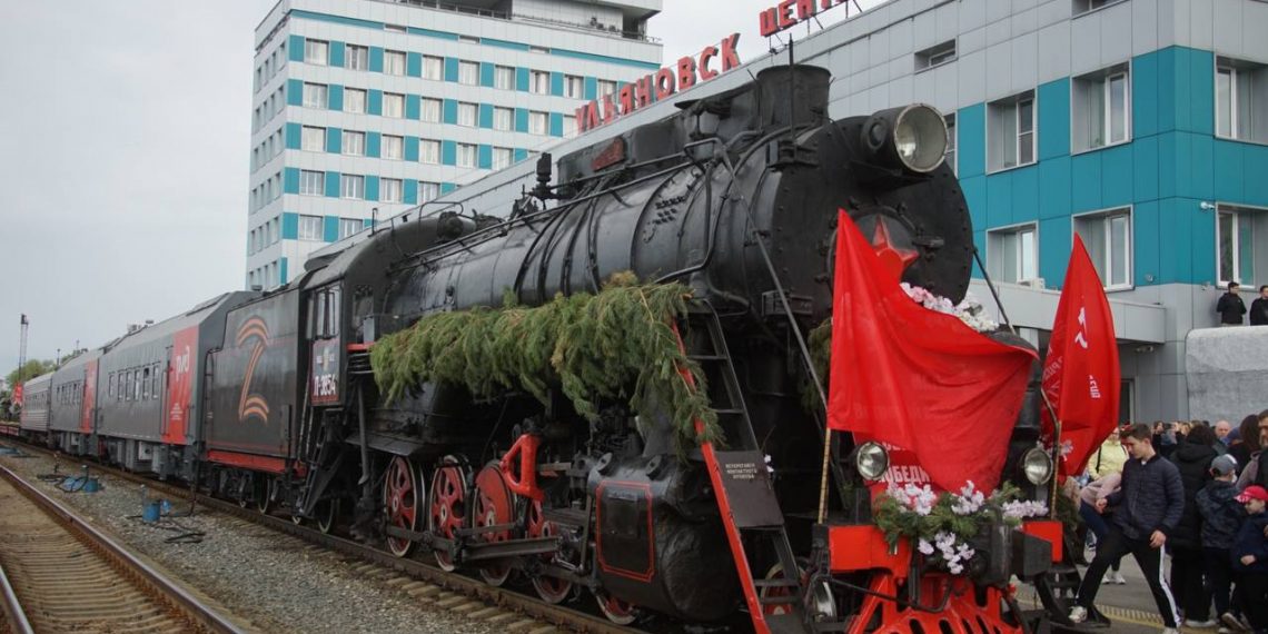 Ретро-состав «Паровоз Победы» в Ульяновске встретили более восьми тысяч горожан