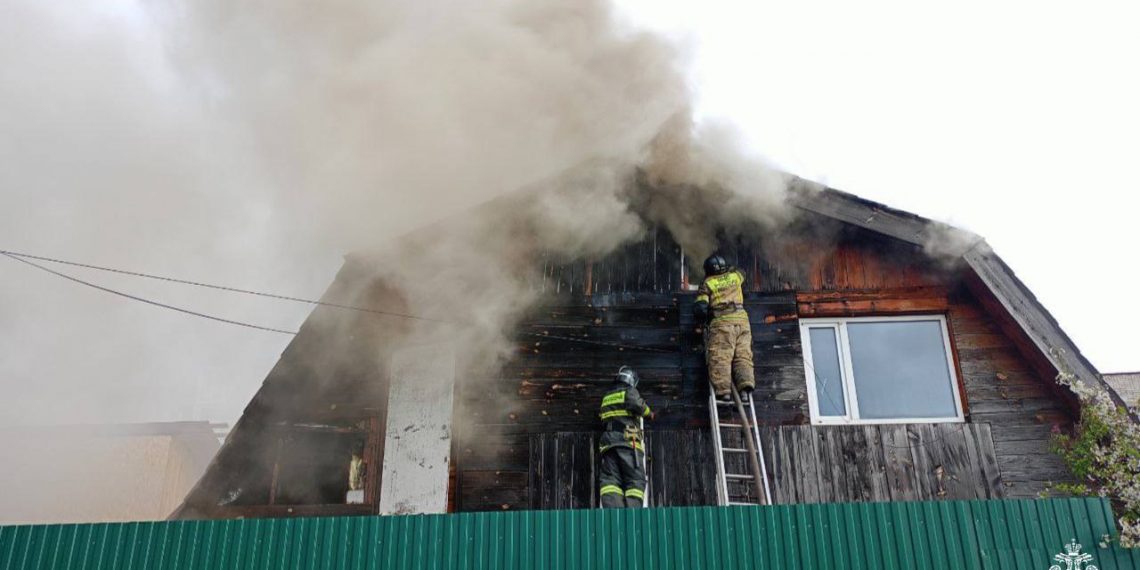 На севере Ульяновска тушат горящий жилой дом с мансардой