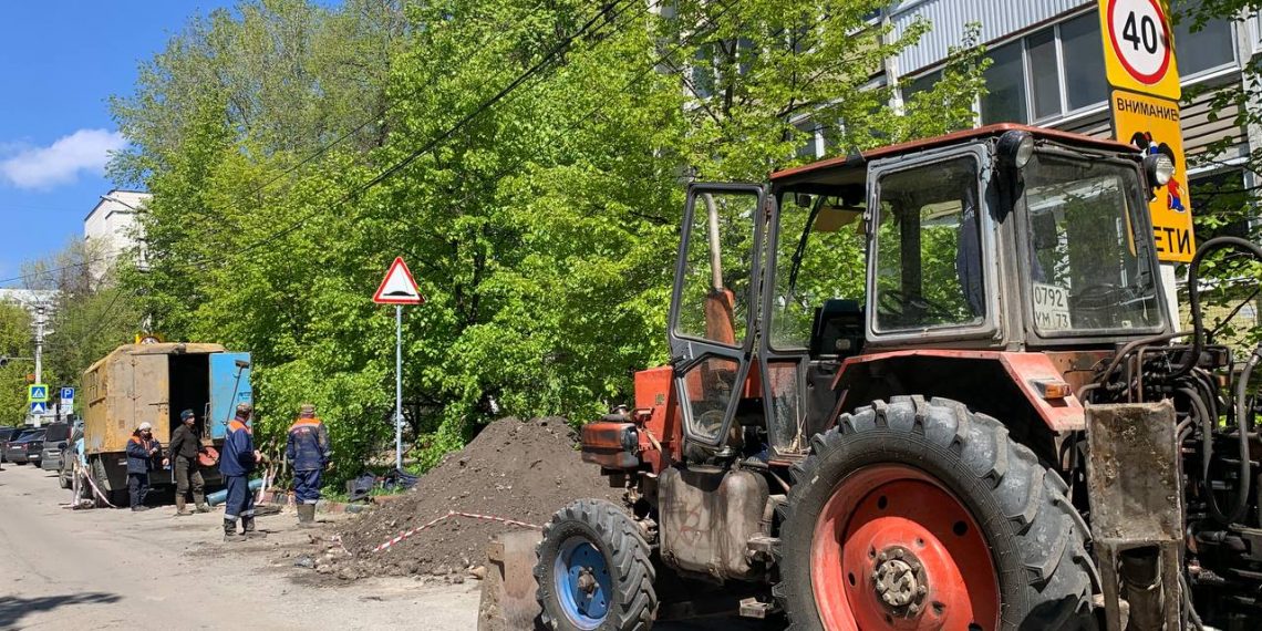 На улице Матросова в центре Ульяновска лопнула труба теплотрассы