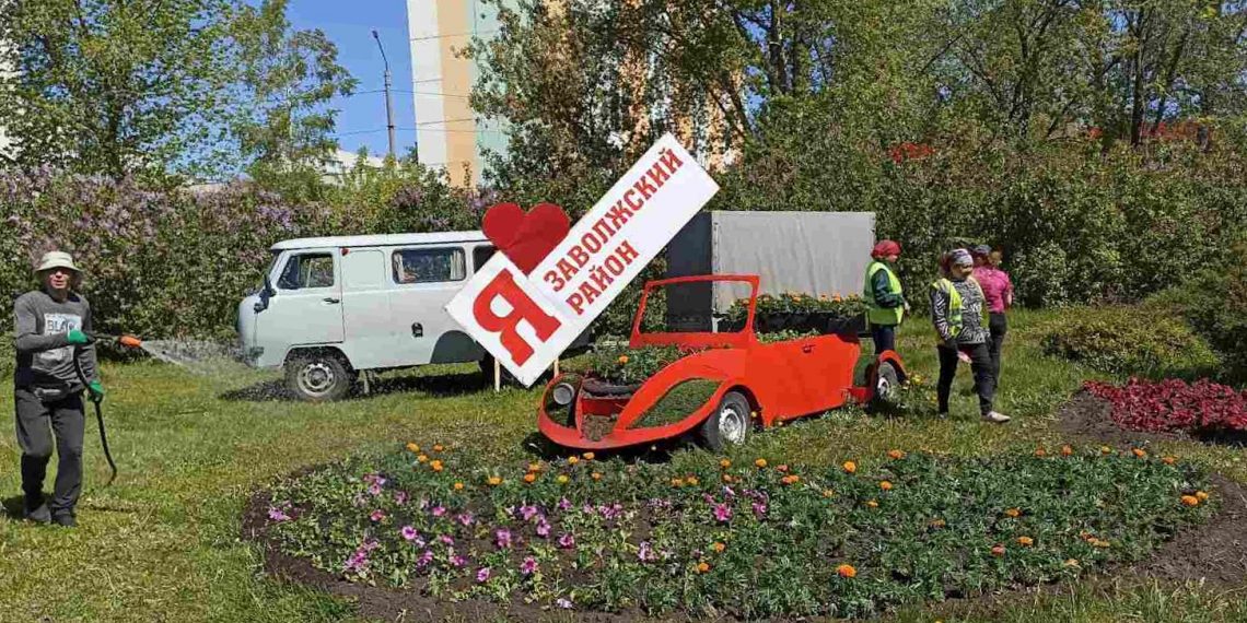 Тритунии и петунии: в левобережье Ульяновска начали разбивать цветники