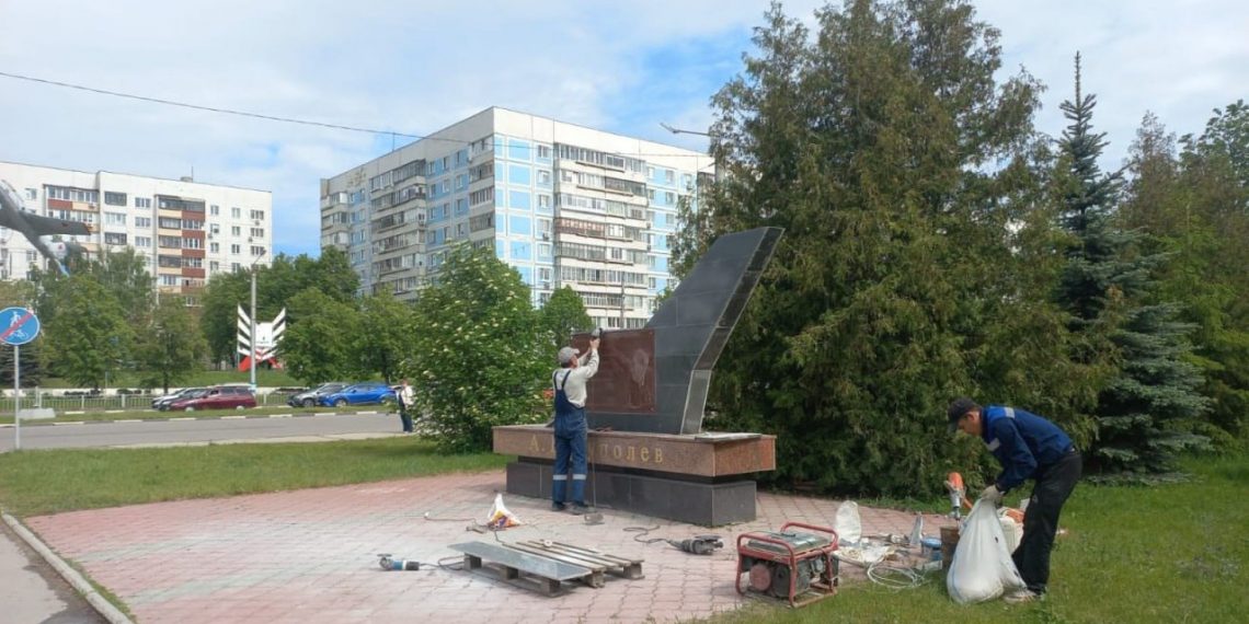 Цемент вместо скотча: в Новом городе приводят в порядок памятник авиаконструктору Туполеву