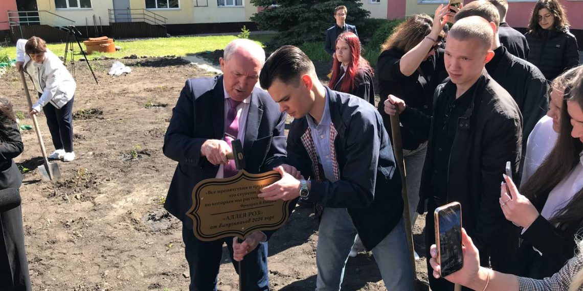 Аллею роз высадили выпускники ульяновской школы №31
