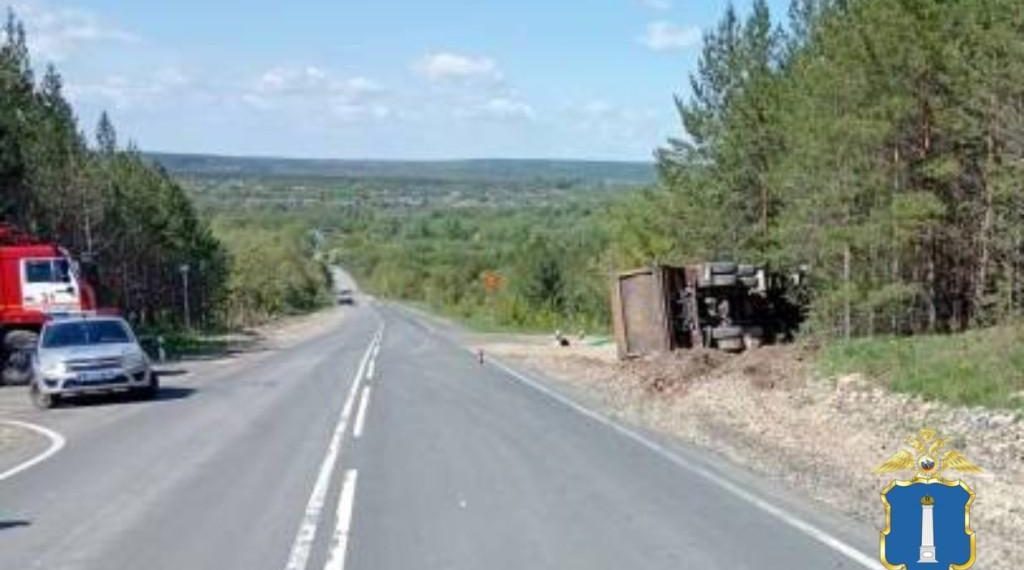 На трассе в Ульяновской области опрокинулся самосвал