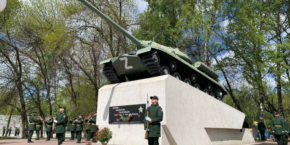 У парка Победы в Ульяновске возложили цветы к памятнику героям-танкистам