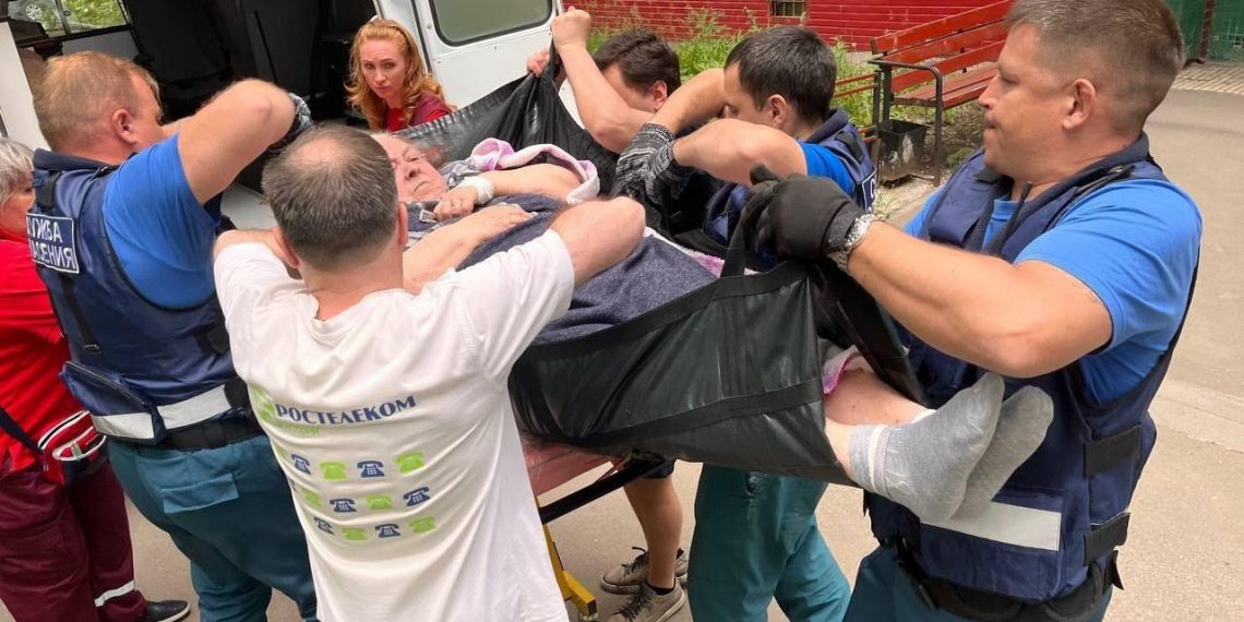 Ульяновские спасатели помогли медикам транспортировать бабушку с инсультом