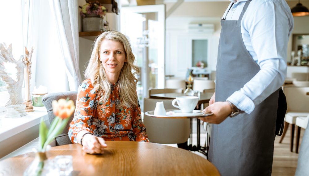 Стало известно, кому ульяновцы чаще всего дают на чай