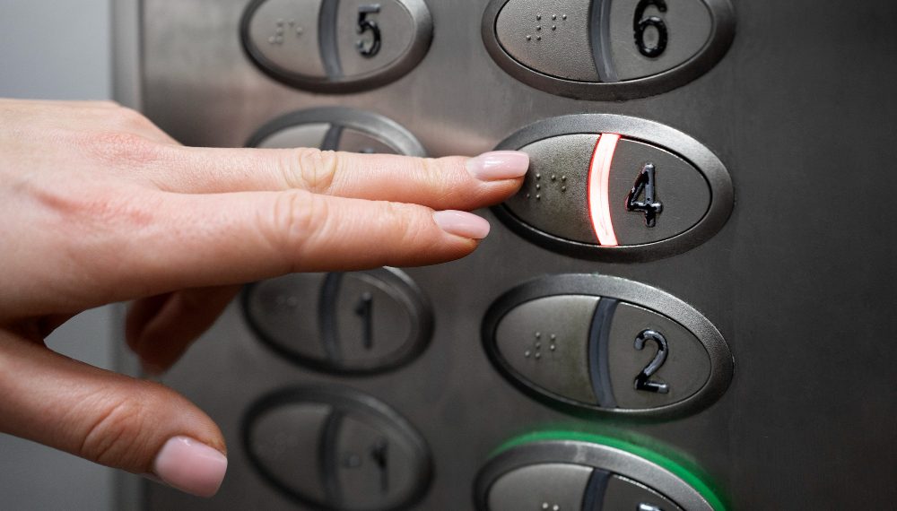 В домах Ульяновска и Димитровграда начали обследовать старые лифты