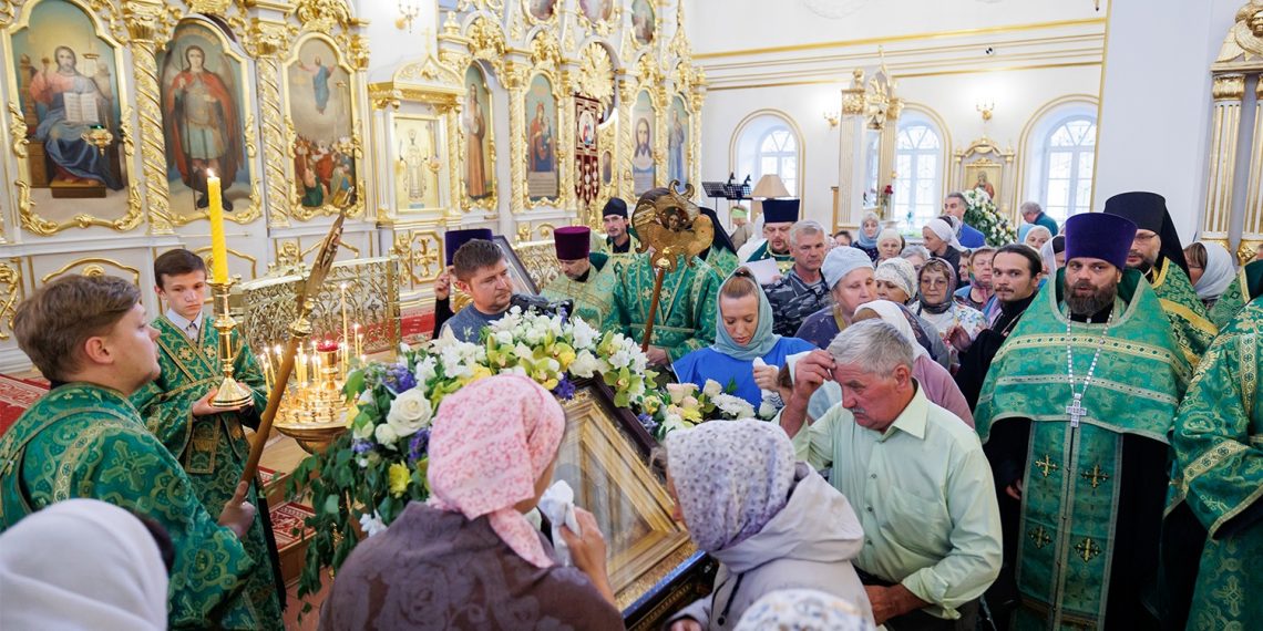 Более 15 000 верующих поклонились Казанской иконе Божией Матери в Ульяновске