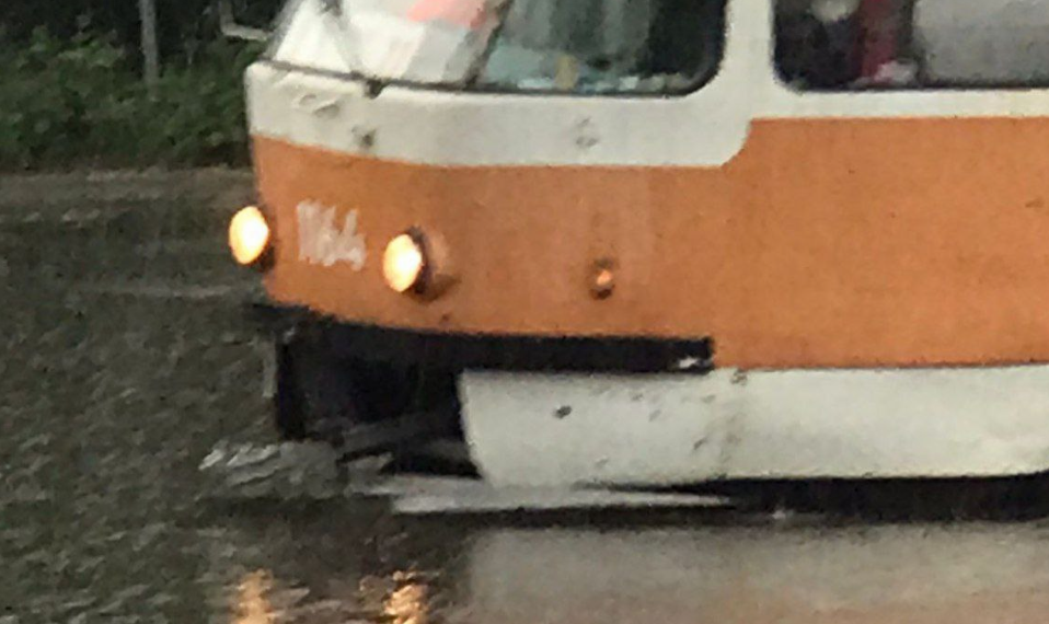 Трамваи встали на Марата в Ульяновске из-за потопа