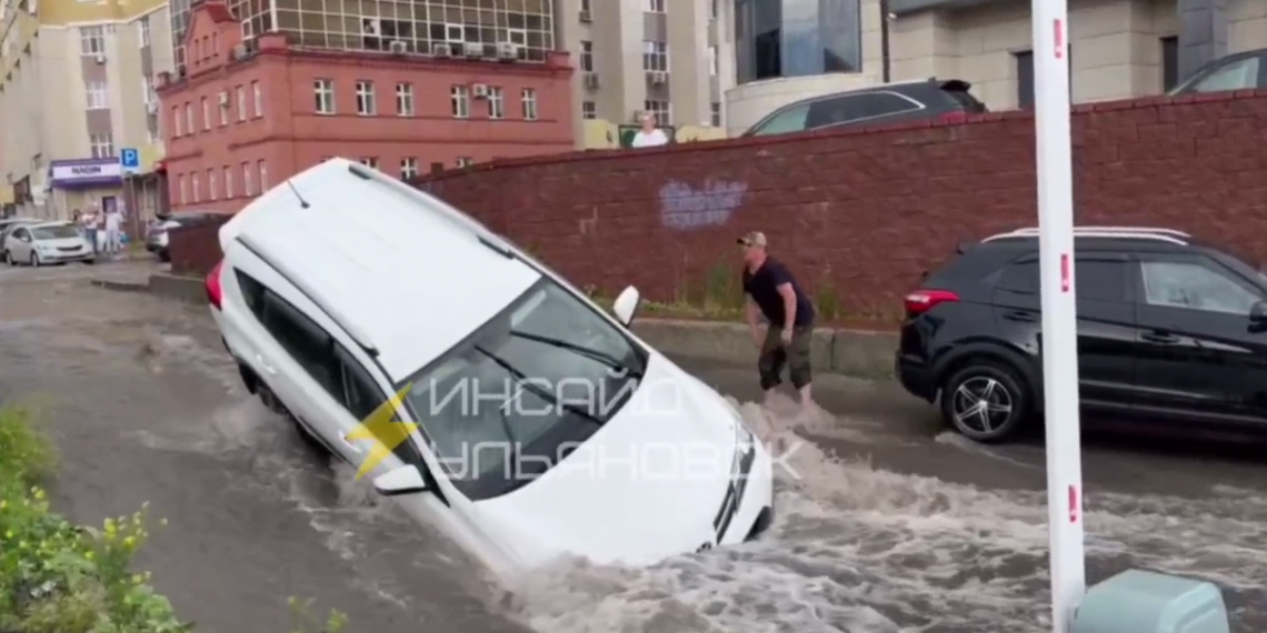 В центре Ульяновска в разбитый ливнем асфальт провалилась легковушка