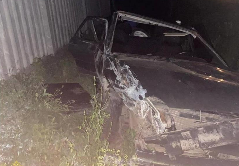 ВАЗ улетел в кювет и врезался в бетонный забор под Ульяновском, пострадали четыре человека