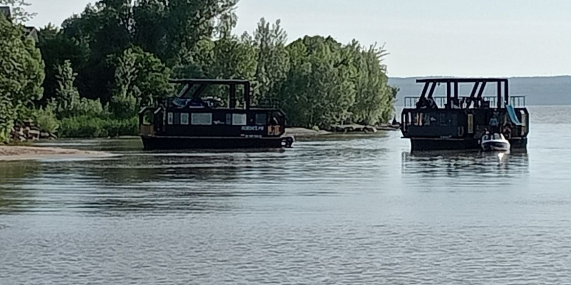 У Сенгилея на волжскую мель сели два плота с девятью пассажирами