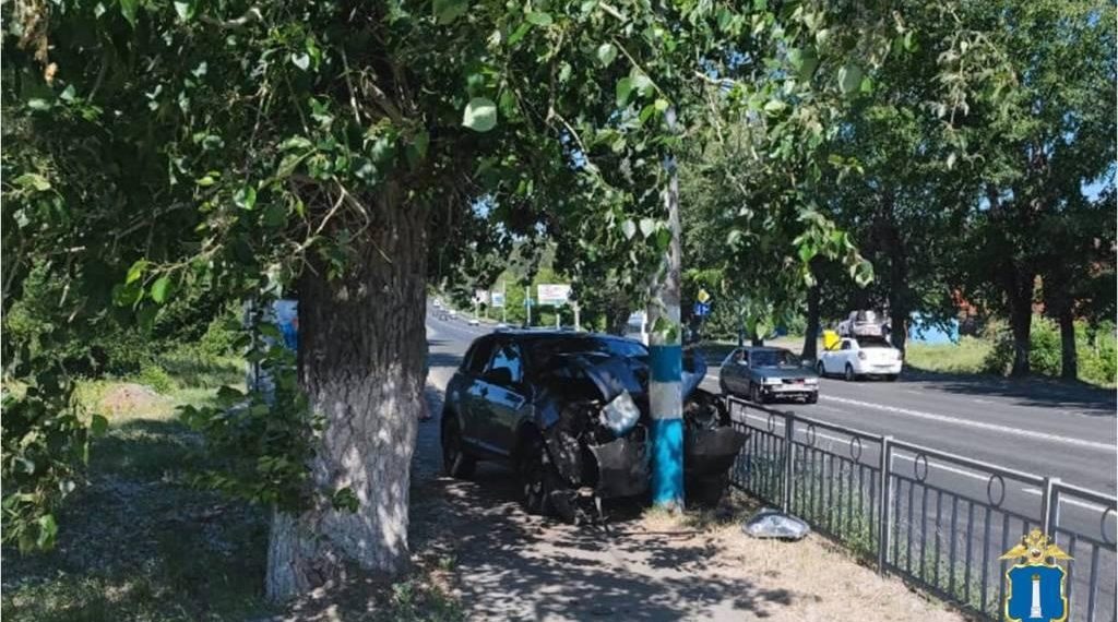 Nissan Qashqai протаранил столб на Нижней террасе в Ульяновске