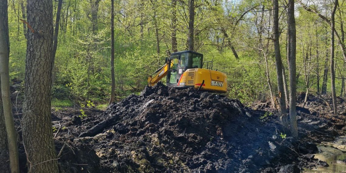 В Винновской роще продолжают ликвидировать нефтезагрязнение