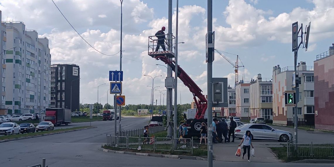 В Ульяновске восстанавливают уличное освещение после повреждения подземного кабеля