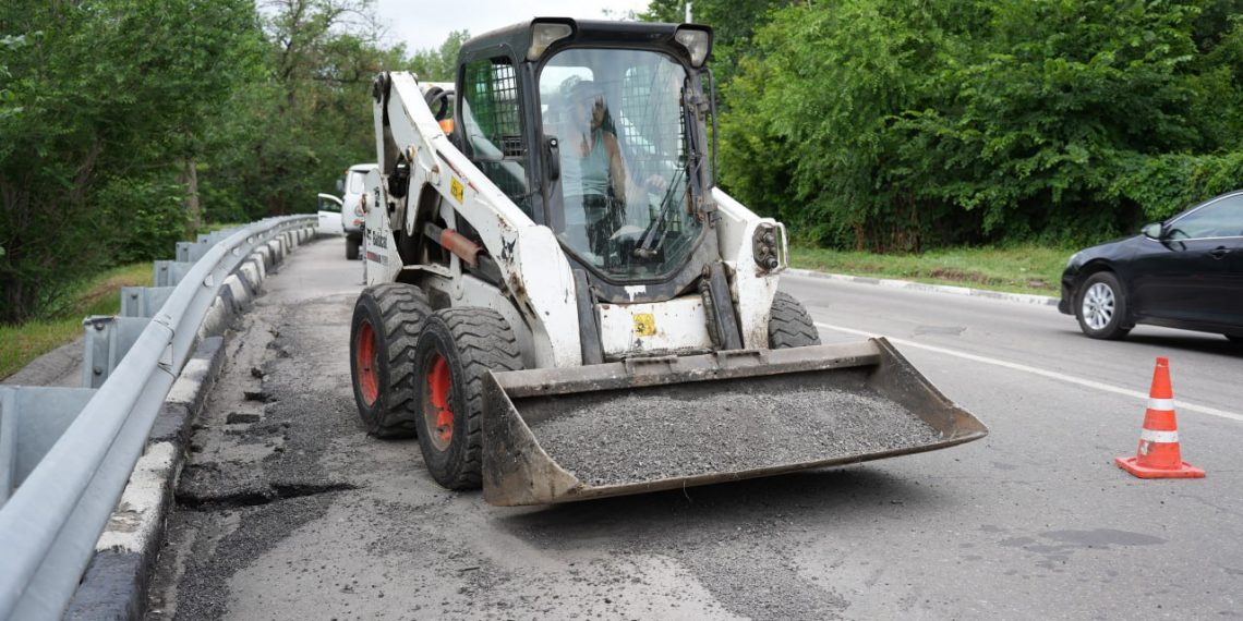 Смытый ливнем асфальт восстанавливают на улицах Ульяновска