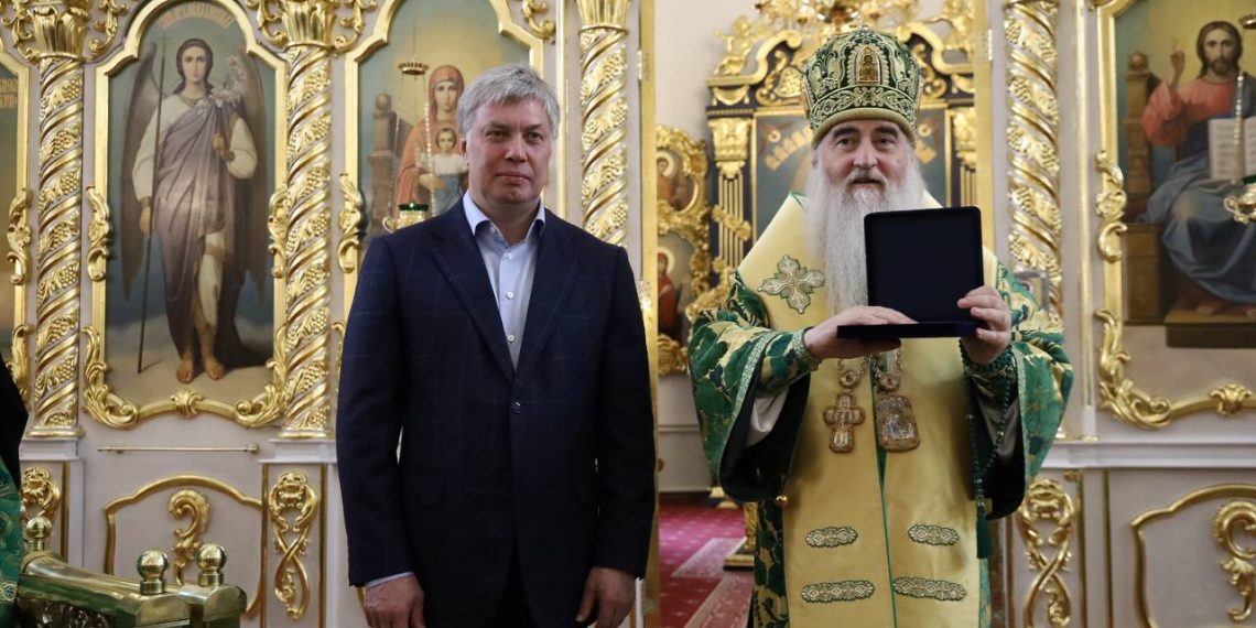 На Троицу Русских вручил митрополиту Лонгину знак отличия