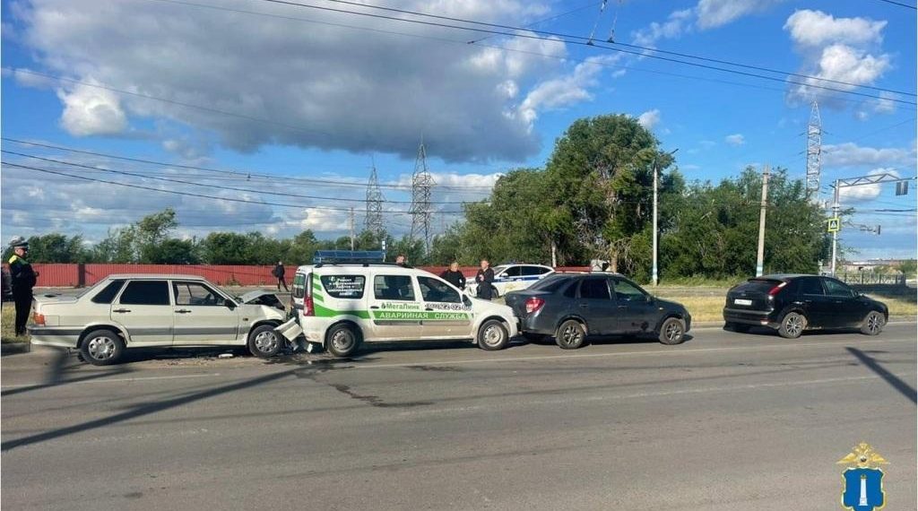 В ДТП с четырьмя авто на Дружбе Народов в Ульяновске пострадал один из водителей