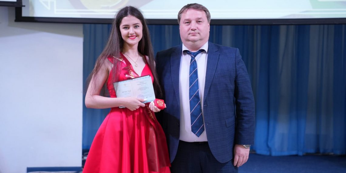 Мэр Болдакин вручил медали лучшим выпускникам Ульяновска