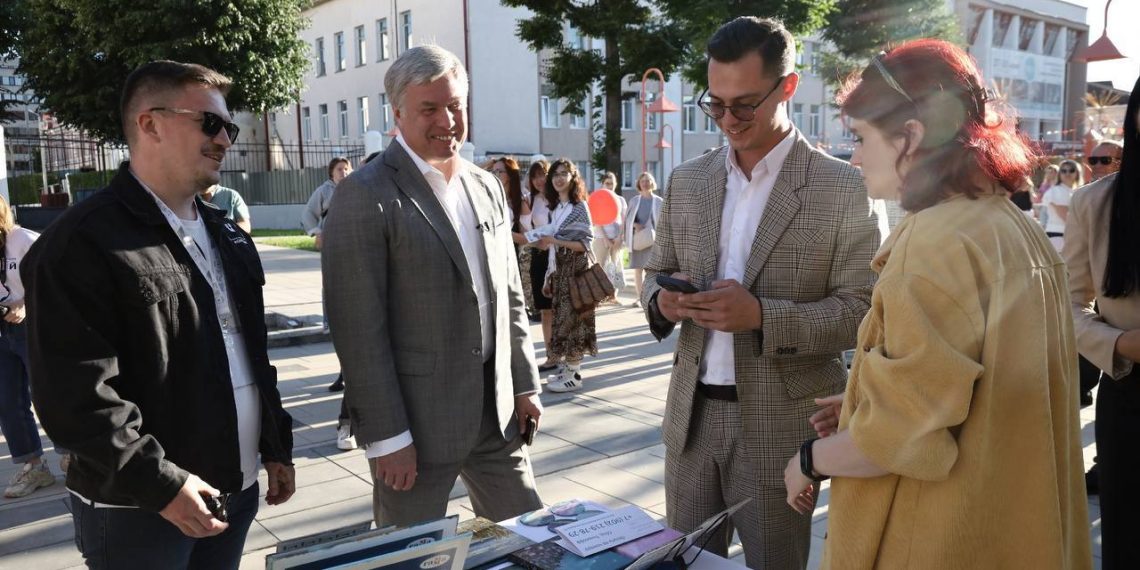 Ульяновский губернатор подарил незнакомке купленные им серьги