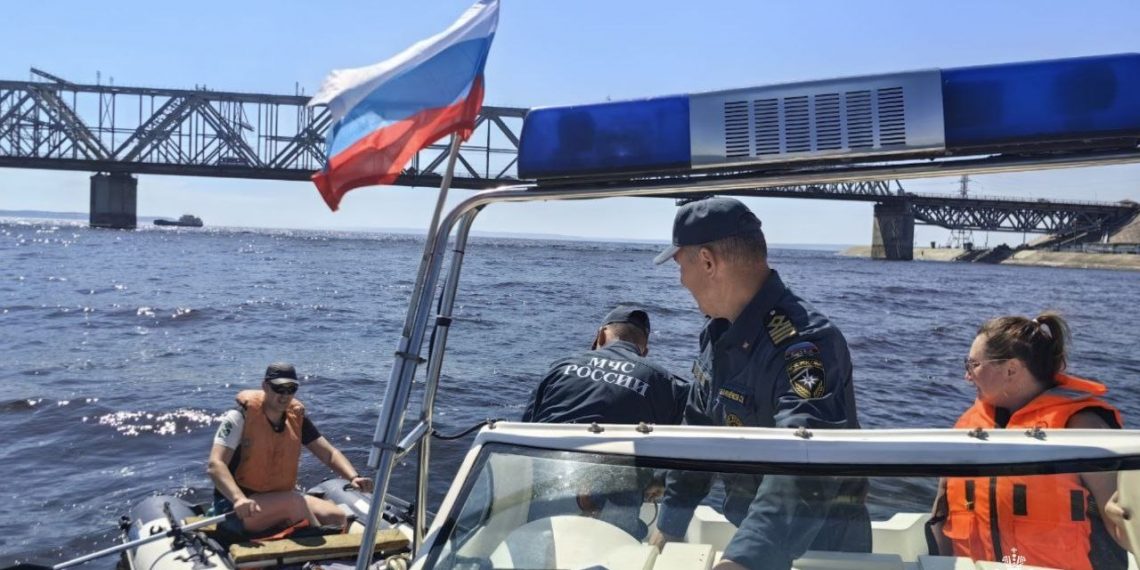 У Императорского моста в Ульяновске спасли двух человек в тонущей лодке