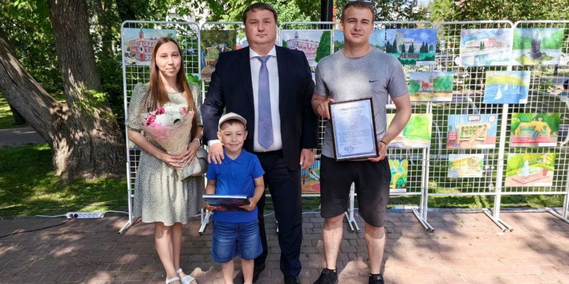 Мэр вручил жилищные сертификаты молодым семьям Ульяновска