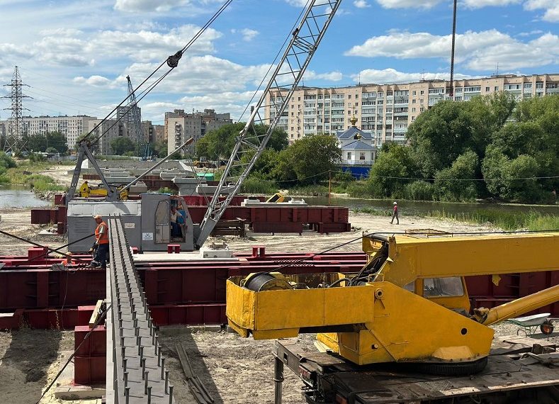 На мосту Шевченко-Смычки в Ульяновске начали устанавливать пролёты