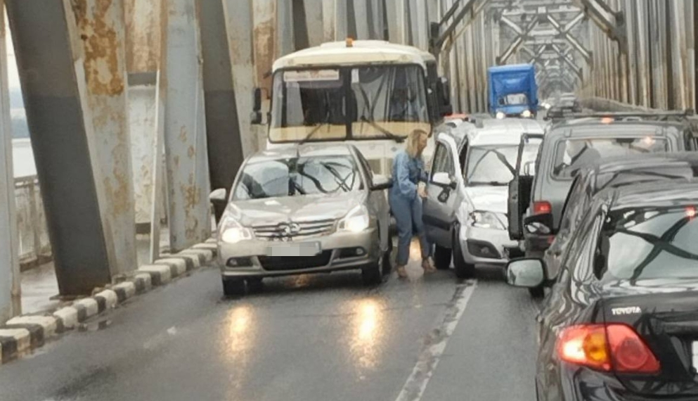 В массовом ДТП на Императорском мосту в Ульяновске пострадал один человек