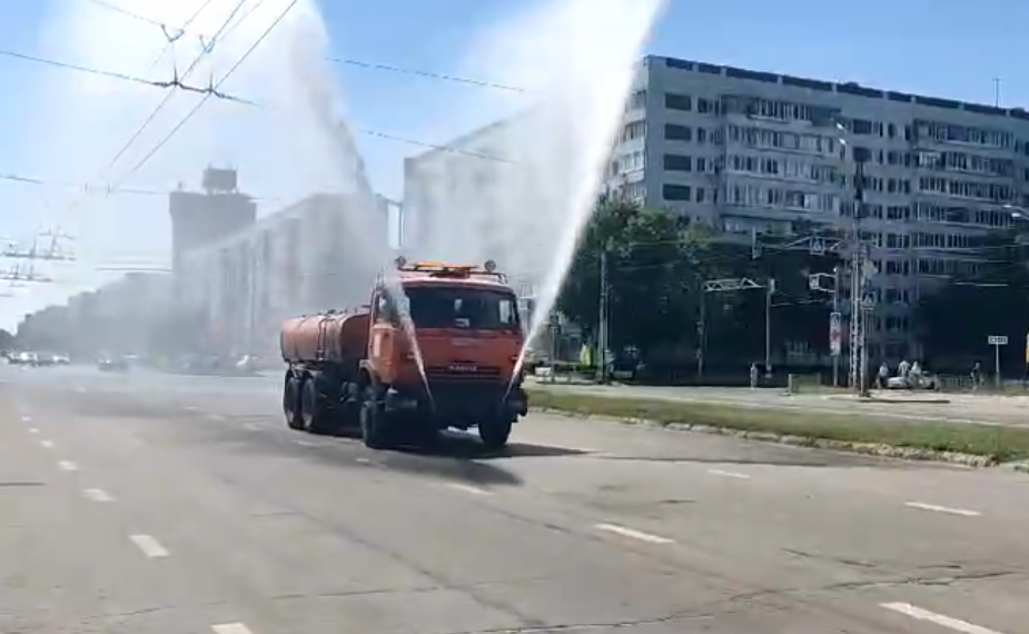 Автоцистерны увлажняют воздух в Ульяновске из-за жары