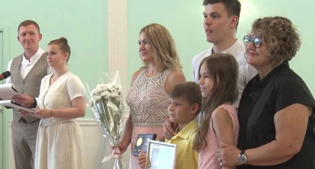 Ульяновские семьи-юбиляры получили медали от мэра Болдакина