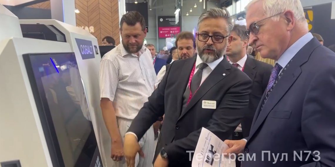 Шохину продемонстрировали на Иннопроме программные станки из Ульяновска
