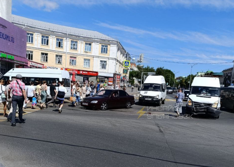 8 июля у ЦУМа в Ульяновске столкнулись две маршрутки, пострадали три человека
