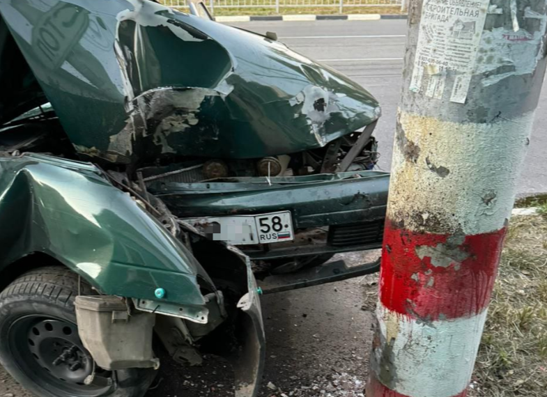 Легковушка с пензенскими номерами врезалась в опору контактной сети трамваев в Ульяновске