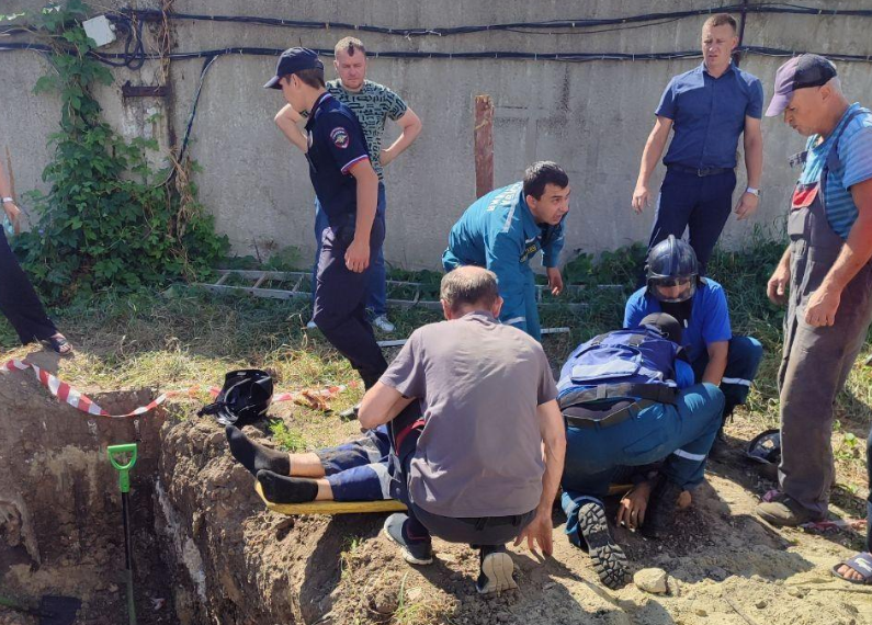 В Ульяновске рабочего завалило землёй при замене труб