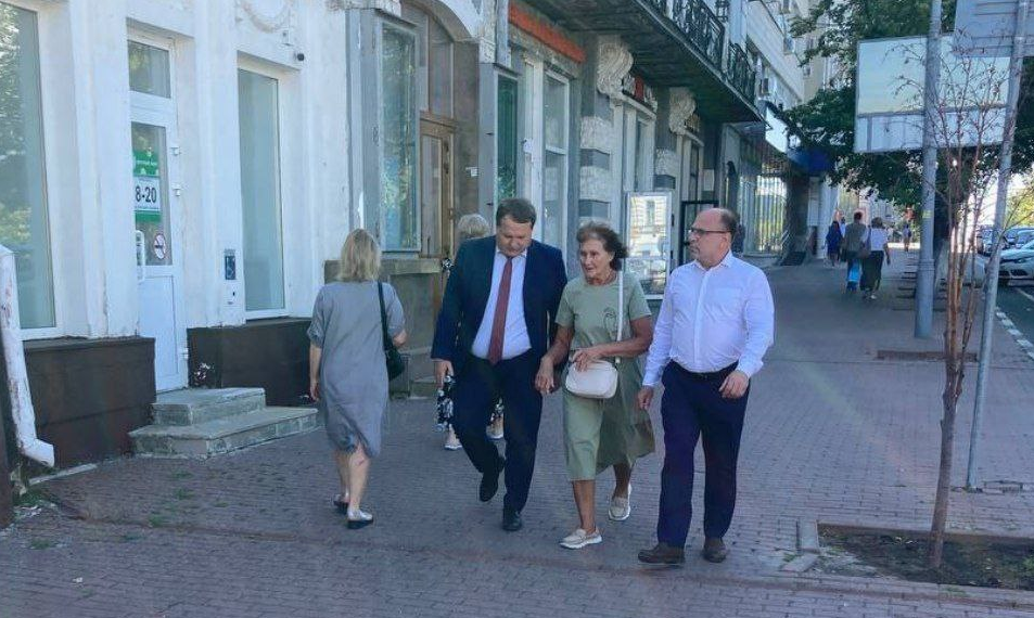 Болдакин вышел в народ: ульяновский мэр расспросил горожан о состоянии улицы Гончарова