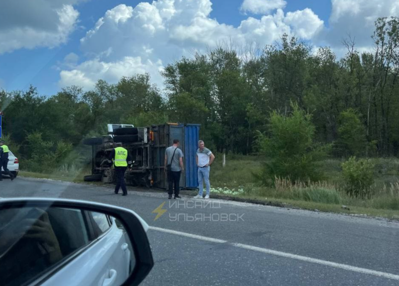 У поворота на Новоульяновск на бок прилёг грузовик с капустой